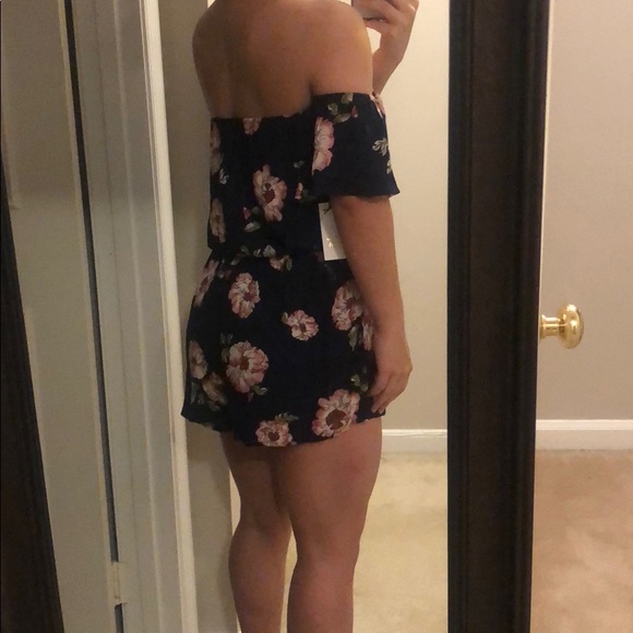 BNWT Floral Off The Shoulder Romper - Picture 4 of 4